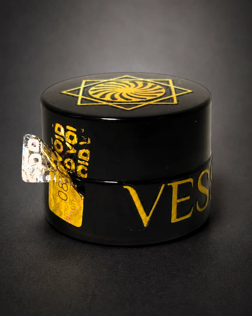 Vasetto VESSENSE LE BAUME con sigillo parzialmente rimosso che rivela lo strato VOID