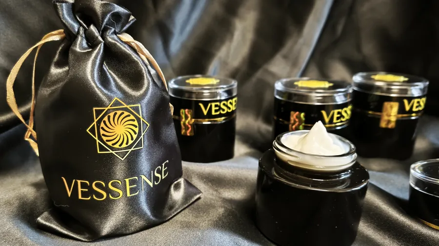 Vaso VESSENSE in vetro nero lucido con lettere d'oro, ritratto in studio